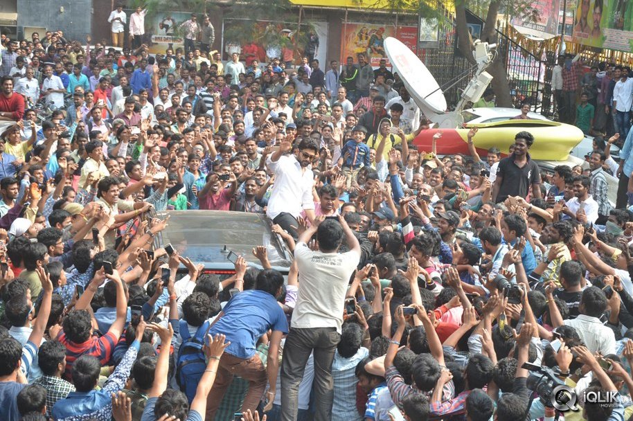 Allu-Arjun-at-Khaidi-No-150-Movie-Screening